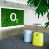 O2 Eingangsbereich mit großformatiger GREENIN Mooswand und integriertem Logo