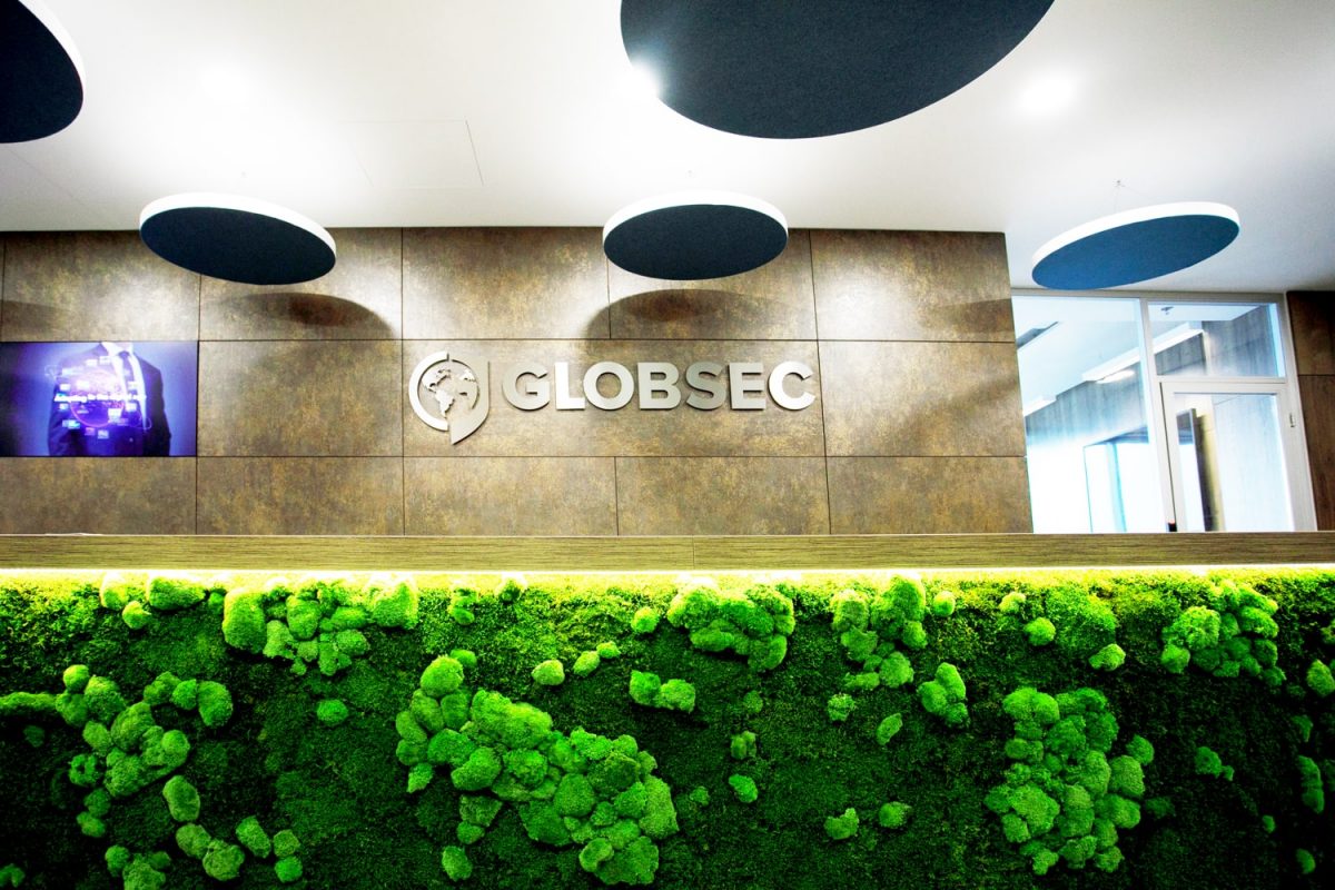 Mooswand mit Kugel- und Flachmoos im GLOBSEC Empfang unter dem Markenlogo