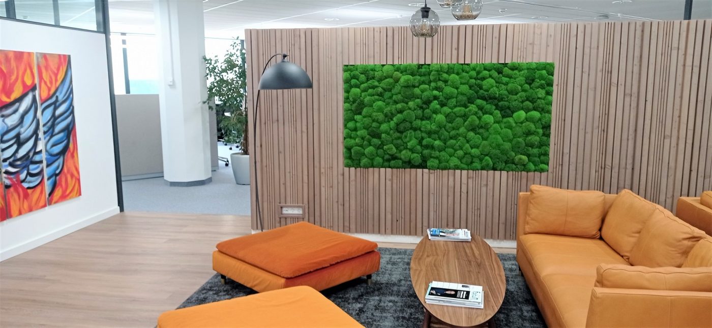 Kugelmoosbild von GREENIN an Holzlamellenwand im Allianz Ruhezonenbereich