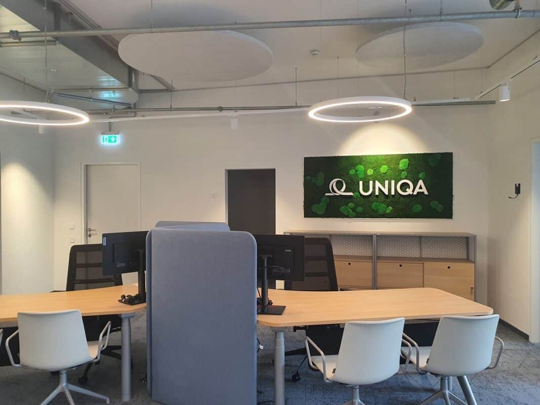 Maßgeschneiderte Wandgestaltung mit Moosbildern GREENIN und Firmenlogo in Salzburg