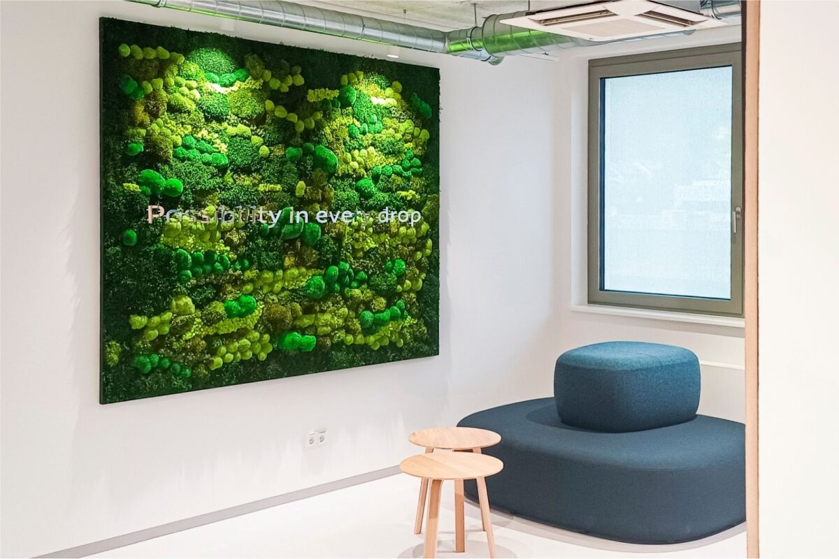 Perspektivischer Blick auf die GREENIN Mooswand bei GRUNDFOS Österreich – Statement “Possibility in every drop”.