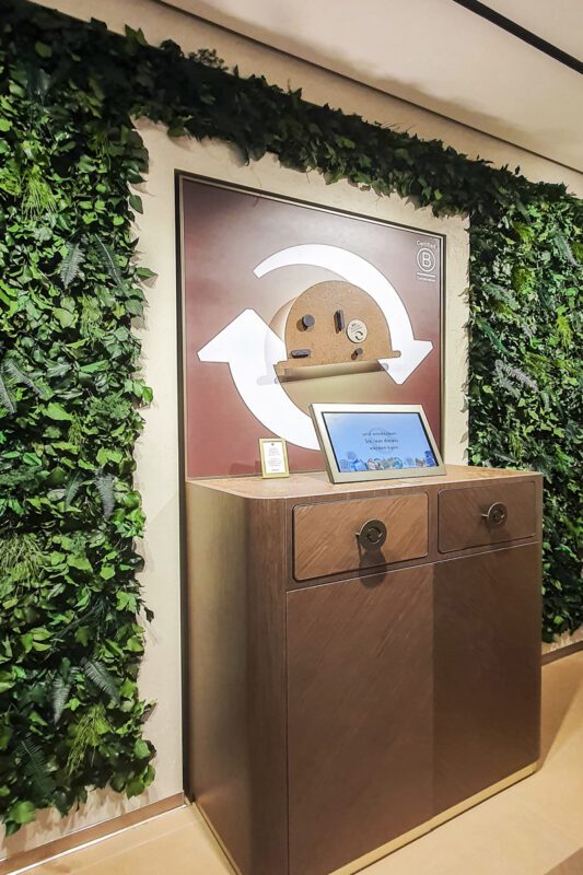 Mooswand mit Pflanzen von GREENIN in der Ladeneinrichtung der Nespresso Boutique Dornbirn im Einkaufszentrum Messepark