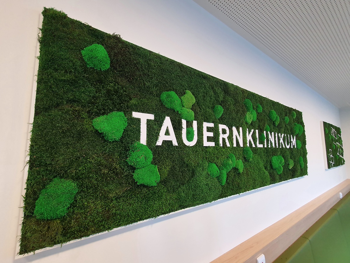 Mooswand mit integriertem Logo im Tauernklinikum Mittersill, Klinik und Praxis Innenraum Tirol